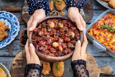 Belen tava ya da sac kebabi adında bir güveç kebabı. Biber ve domatesli kızarmış et.. 