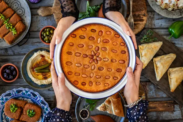Revani ya da Fıstıklı basbousa tatlısı. Şerbetli tatlı irmik keki. .  