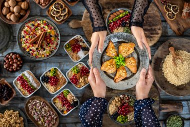 Ceviz ve şam fıstıklı ev yapımı baklava. Bayram sekeri . 