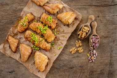 Ceviz ve şam fıstıklı ev yapımı baklava. Bayram sekeri . 