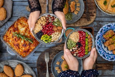 Baklagilli ve asure adında kurumuş meyveli kül tatlısı. Kavanozda Noah pudingi.. 