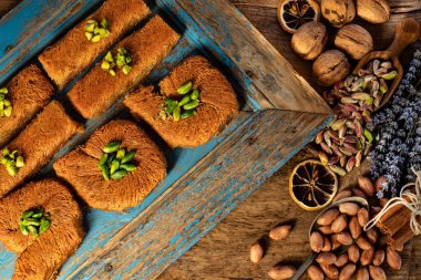 Tel Kadayif adında fıstıklı ve cevizli ev yapımı tatlı. Bayram sekeri . 