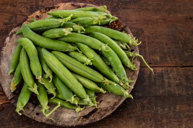 Tahta kasede yeşil bezelyeler. Bezelye 