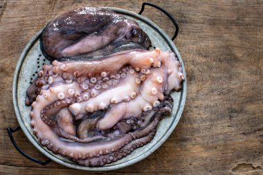 Bütün ahtapot bacakları, dokunaçları ve kafasıyla tahtayı kesiyor..