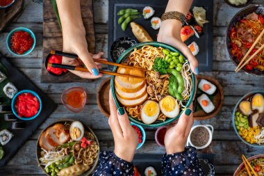 Ramen eriştesi iki kadının elinden çıktı. Tonkotsu ramen kasesi.. 