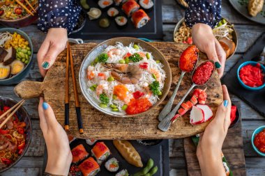 Karides ve yengeçli erişteli deniz ürünleri. Asya gıda kavramı. 