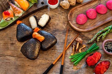 Somonlu Japon onigiri. Pirinç topu kavramı