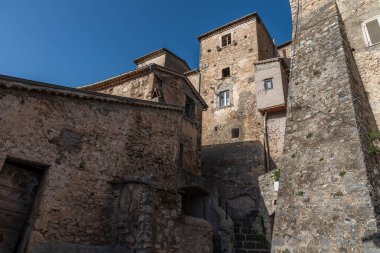 Pesche, Molise 'in Isernia eyaletindeki köy, San Marco Dağı' nın dik yamaçları boyunca tünemişti. Dağın yeşilliğine ve taşların grisine karşı beyaz bir nokta..