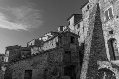 Pesche, Molise 'in Isernia eyaletindeki köy, San Marco Dağı' nın dik yamaçları boyunca tünemişti. Dağın yeşilliğine ve taşların grisine karşı beyaz bir nokta..