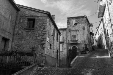 Pesche, Molise 'in Isernia eyaletindeki köy, San Marco Dağı' nın dik yamaçları boyunca tünemişti. Dağın yeşilliğine ve taşların grisine karşı beyaz bir nokta..