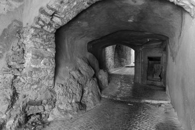 Pesche, Molise 'in Isernia eyaletindeki köy, San Marco Dağı' nın dik yamaçları boyunca tünemişti. Dağın yeşilliğine ve taşların grisine karşı beyaz bir nokta..