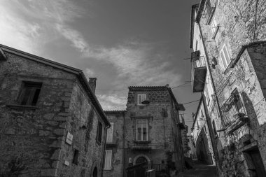 Pesche, Molise 'in Isernia eyaletindeki köy, San Marco Dağı' nın dik yamaçları boyunca tünemişti. Dağın yeşilliğine ve taşların grisine karşı beyaz bir nokta..