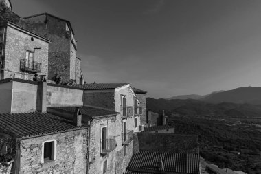 Pesche, Molise 'in Isernia eyaletindeki köy, San Marco Dağı' nın dik yamaçları boyunca tünemişti. Dağın yeşilliğine ve taşların grisine karşı beyaz bir nokta..