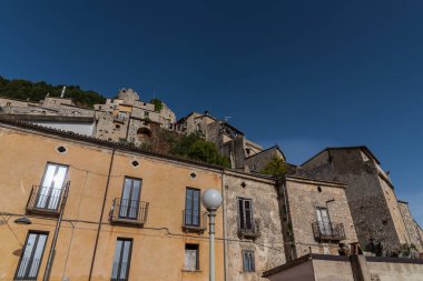 Pesche, Molise 'in Isernia eyaletindeki köy, San Marco Dağı' nın dik yamaçları boyunca tünemişti. Dağın yeşilliğine ve taşların grisine karşı beyaz bir nokta..
