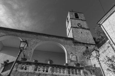 Pesche, Molise 'in Isernia eyaletindeki köy, San Marco Dağı' nın dik yamaçları boyunca tünemişti. Dağın yeşilliğine ve taşların grisine karşı beyaz bir nokta..