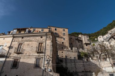 Pesche, Molise 'in Isernia eyaletindeki köy, San Marco Dağı' nın dik yamaçları boyunca tünemişti. Dağın yeşilliğine ve taşların grisine karşı beyaz bir nokta..