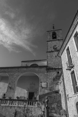 Pesche, Molise 'in Isernia eyaletindeki köy, San Marco Dağı' nın dik yamaçları boyunca tünemişti. Dağın yeşilliğine ve taşların grisine karşı beyaz bir nokta..