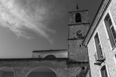 Pesche, Molise 'in Isernia eyaletindeki köy, San Marco Dağı' nın dik yamaçları boyunca tünemişti. Dağın yeşilliğine ve taşların grisine karşı beyaz bir nokta..
