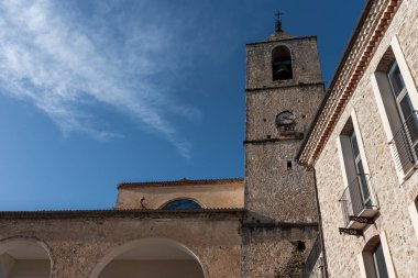 Pesche, Molise 'in Isernia eyaletindeki köy, San Marco Dağı' nın dik yamaçları boyunca tünemişti. Dağın yeşilliğine ve taşların grisine karşı beyaz bir nokta..