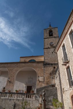Pesche, Molise 'in Isernia eyaletindeki köy, San Marco Dağı' nın dik yamaçları boyunca tünemişti. Dağın yeşilliğine ve taşların grisine karşı beyaz bir nokta..