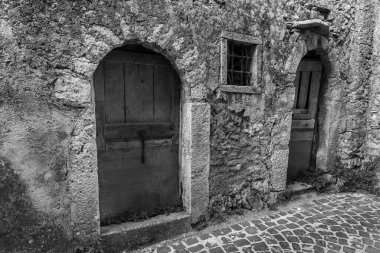 Pesche, Molise 'in Isernia eyaletindeki köy, San Marco Dağı' nın dik yamaçları boyunca tünemişti. Dağın yeşilliğine ve taşların grisine karşı beyaz bir nokta..