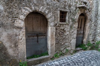 Pesche, Molise 'in Isernia eyaletindeki köy, San Marco Dağı' nın dik yamaçları boyunca tünemişti. Dağın yeşilliğine ve taşların grisine karşı beyaz bir nokta..