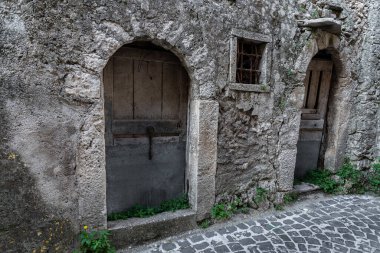 Pesche, Molise 'in Isernia eyaletindeki köy, San Marco Dağı' nın dik yamaçları boyunca tünemişti. Dağın yeşilliğine ve taşların grisine karşı beyaz bir nokta..