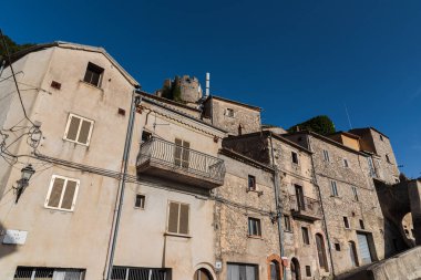 Pesche, Molise 'in Isernia eyaletindeki köy, San Marco Dağı' nın dik yamaçları boyunca tünemişti. Dağın yeşilliğine ve taşların grisine karşı beyaz bir nokta..