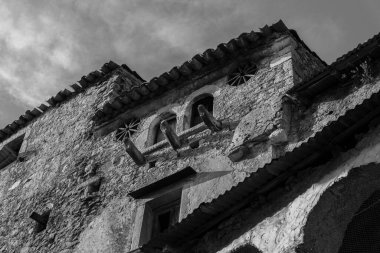 Pesche, Molise 'in Isernia eyaletindeki köy, San Marco Dağı' nın dik yamaçları boyunca tünemişti. Dağın yeşilliğine ve taşların grisine karşı beyaz bir nokta..