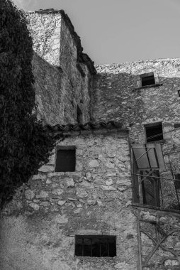 Pesche, Molise 'in Isernia eyaletindeki köy, San Marco Dağı' nın dik yamaçları boyunca tünemişti. Dağın yeşilliğine ve taşların grisine karşı beyaz bir nokta..