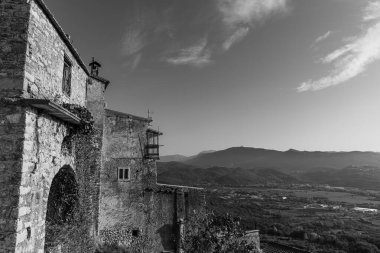 Pesche, Molise 'in Isernia eyaletindeki köy, San Marco Dağı' nın dik yamaçları boyunca tünemişti. Dağın yeşilliğine ve taşların grisine karşı beyaz bir nokta..