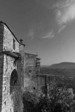 Pesche, Molise 'in Isernia eyaletindeki köy, San Marco Dağı' nın dik yamaçları boyunca tünemişti. Dağın yeşilliğine ve taşların grisine karşı beyaz bir nokta..