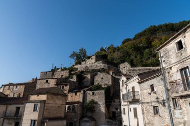 Pesche, Molise 'in Isernia eyaletindeki köy, San Marco Dağı' nın dik yamaçları boyunca tünemişti. Dağın yeşilliğine ve taşların grisine karşı beyaz bir nokta..