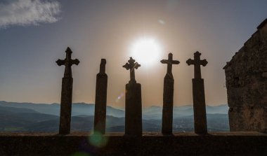 Pesche, Molise 'in Isernia eyaletindeki köy, San Marco Dağı' nın dik yamaçları boyunca tünemişti. Dağın yeşilliğine ve taşların grisine karşı beyaz bir nokta..