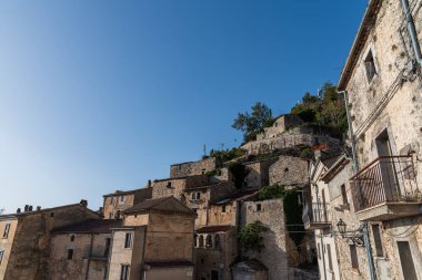 Pesche, Molise 'in Isernia eyaletindeki köy, San Marco Dağı' nın dik yamaçları boyunca tünemişti. Dağın yeşilliğine ve taşların grisine karşı beyaz bir nokta..