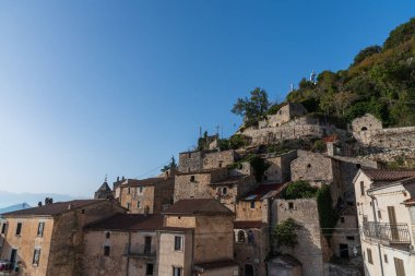 Pesche, Molise 'in Isernia eyaletindeki köy, San Marco Dağı' nın dik yamaçları boyunca tünemişti. Dağın yeşilliğine ve taşların grisine karşı beyaz bir nokta..