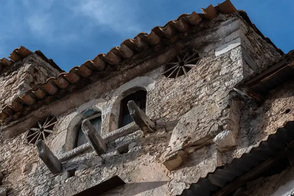 stock image Pesche, village in the province of Isernia, in Molise, perched along the steep slopes of Mount San Marco, a white spot against the green of the mountain and the gray of the stones.