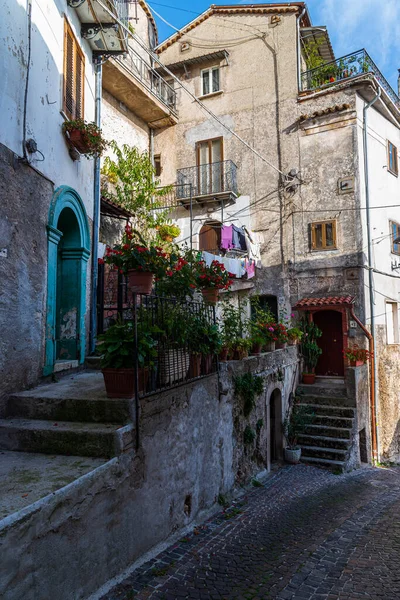 stock image Pesche, village in the province of Isernia, in Molise, perched along the steep slopes of Mount San Marco, a white spot against the green of the mountain and the gray of the stones.