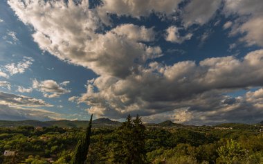 Molise, Adriyatik Denizi kıyısında uzanan bir İtalyan dağlık bölgesidir. Apennine Dağları 'ndaki Abruzzo Milli Parkı' nın zengin bir kısmını kapsıyor..