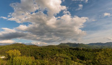 Molise, Adriyatik Denizi kıyısında uzanan bir İtalyan dağlık bölgesidir. Apennine Dağları 'ndaki Abruzzo Milli Parkı' nın zengin bir kısmını kapsıyor..