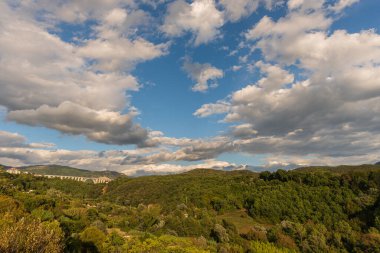 Molise, Adriyatik Denizi kıyısında uzanan bir İtalyan dağlık bölgesidir. Apennine Dağları 'ndaki Abruzzo Milli Parkı' nın zengin bir kısmını kapsıyor..