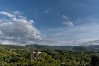 Molise, Adriyatik Denizi kıyısında uzanan bir İtalyan dağlık bölgesidir. Apennine Dağları 'ndaki Abruzzo Milli Parkı' nın zengin bir kısmını kapsıyor..