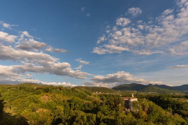Molise, Adriyatik Denizi kıyısında uzanan bir İtalyan dağlık bölgesidir. Apennine Dağları 'ndaki Abruzzo Milli Parkı' nın zengin bir kısmını kapsıyor..