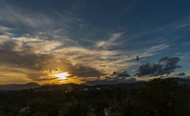 Molise, Adriyatik Denizi 'ne bakan bir İtalyan bölgesidir. Abruzzo Ulusal Parkı 'nın zengin vahşi yaşam ve patikaları olan Appennine dağ sırasındaki bir bölümünü içerir..