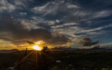 Molise, Adriyatik Denizi 'ne bakan bir İtalyan bölgesidir. Abruzzo Ulusal Parkı 'nın zengin vahşi yaşam ve patikaları olan Appennine dağ sırasındaki bir bölümünü içerir..