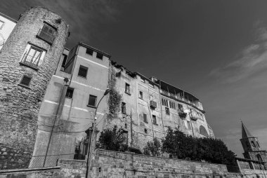 Teano, Caserta, Campania. Roccamonfina volkanik kütlesinin yamaçlarında yer alan Roma öncesi kökenli bir kasaba. Tarihi merkezin görüntüsü.