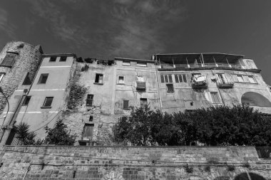 Teano, Caserta, Campania. Roccamonfina volkanik kütlesinin yamaçlarında yer alan Roma öncesi kökenli bir kasaba. Tarihi merkezin görüntüsü.