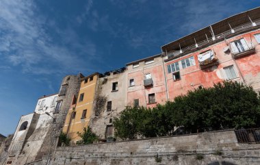 Teano, Caserta, Campania. Roccamonfina volkanik kütlesinin yamaçlarında yer alan Roma öncesi kökenli bir kasaba. Tarihi merkezin görüntüsü.