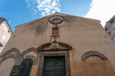Antik Roma hamamlarının kalıntıları üzerine inşa edilecekti. Şu anda ibadethane olarak kullanılmıyor ve tüm ülke için daha fazla sivil kullanım için daha değerli olabilir..
