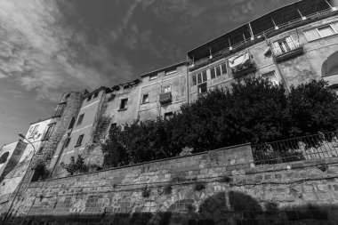 Teano, Caserta, Campania. Roccamonfina volkanik kütlesinin yamaçlarında yer alan Roma öncesi kökenli bir kasaba. Tarihi merkezin görüntüsü.